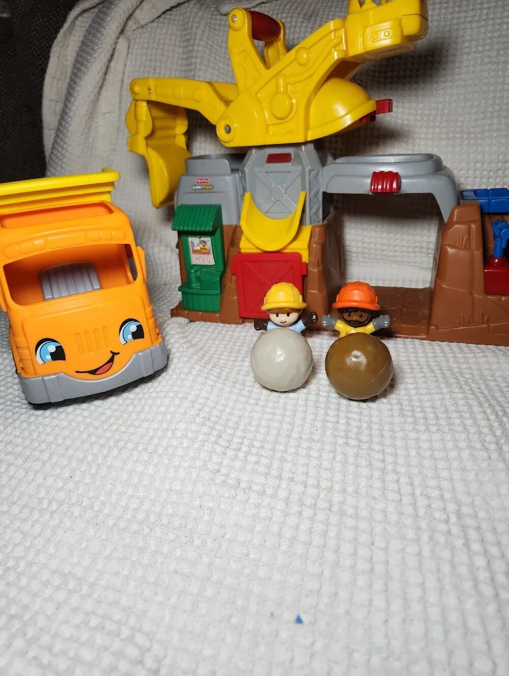 Fisher-Price Yellow Construction 2007 Playset w/ Dump Truck And Figures Working